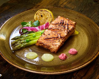 Somon ve rasparagus ile haşlanmış yumurta