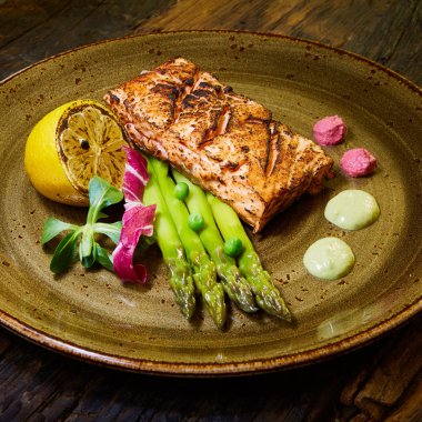 Somon ve rasparagus ile haşlanmış yumurta