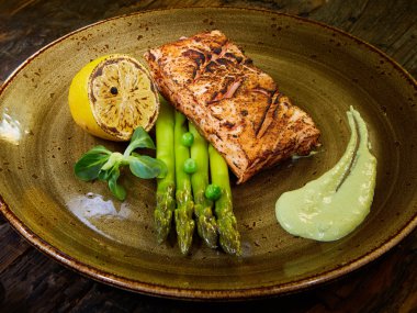 Somon ve rasparagus ile haşlanmış yumurta