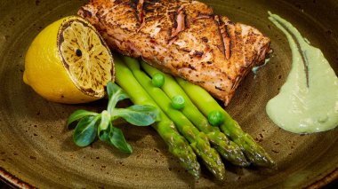 Somon ve rasparagus ile haşlanmış yumurta
