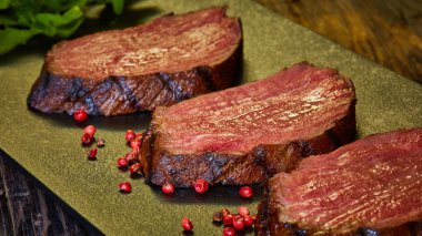 Izgara biftek dilimleri