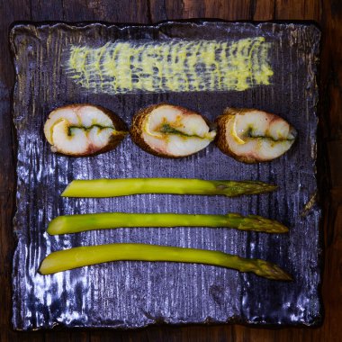 Balık filetosu ve yeşil kuşkonmaz.