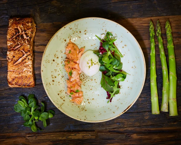 Gepocheerde eieren met zalm en rasparagus — Stockfoto