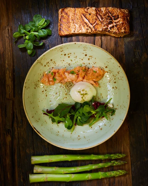 Poached eggs with salmon and rasparagus — Stock Photo, Image