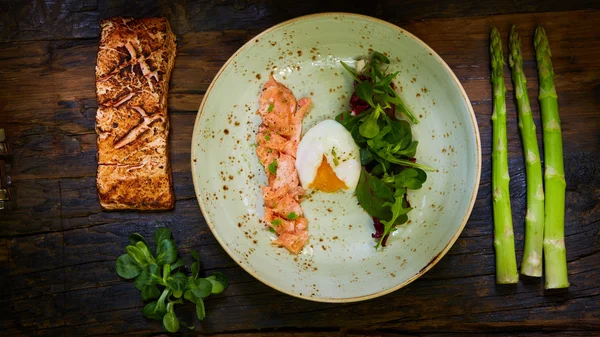 Gepocheerde eieren met zalm en rasparagus — Stockfoto