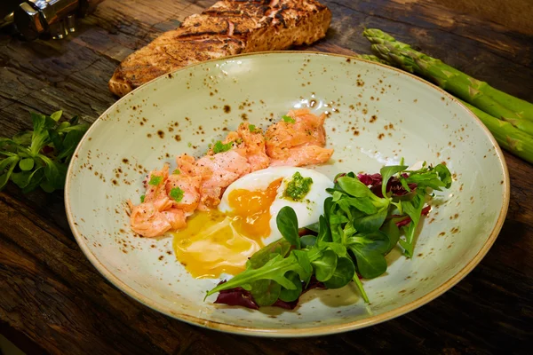 Poached eggs with salmon and rasparagus — Stock Photo, Image