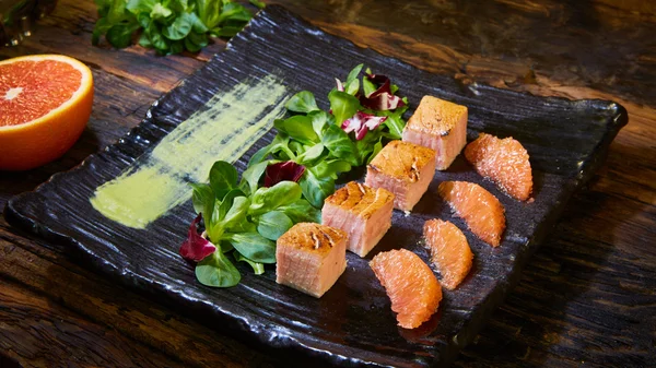 Grilla lax sallad, med blandade gröna, avokado, grapefrukt. Läckra sunda matvanor. — Stockfoto