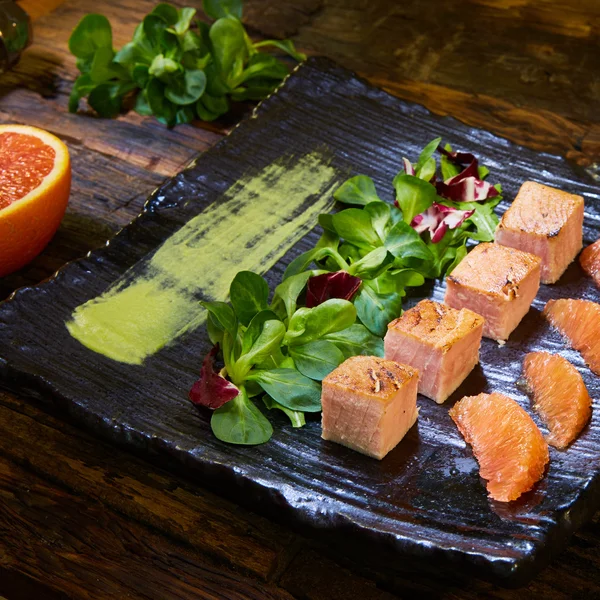 Grill de zalm salade, met gemengde Groenen, avocado, grapefruit. Heerlijk gezond eten. — Stockfoto