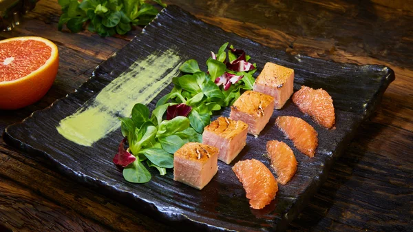 Grill de zalm salade, met gemengde Groenen, avocado, grapefruit. Heerlijk gezond eten. — Stockfoto