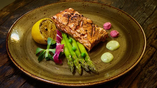 Gepocheerde eieren met zalm en rasparagus — Stockfoto