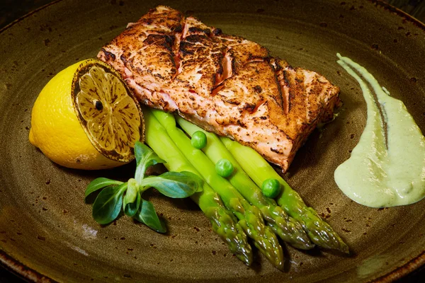 Huevos escalfados con salmón y rasparagus — Foto de Stock