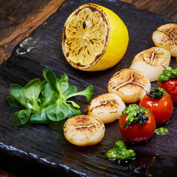 Capesante di mare con pomodoro ciliegia — Foto Stock