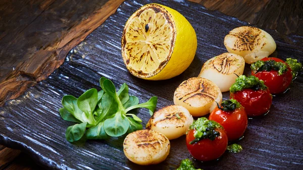 Capesante di mare con pomodoro ciliegia — Foto Stock