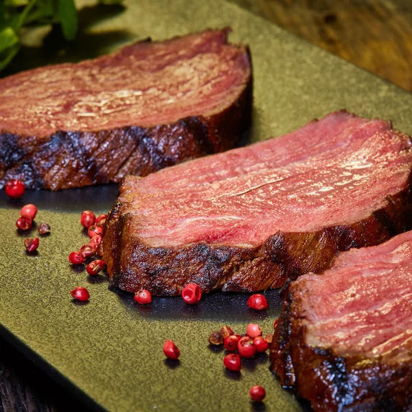 Gegrilde Steak segmenten — Stockfoto
