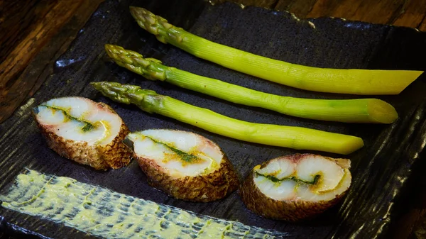 Filé de peixe com espargos verdes — Fotografia de Stock