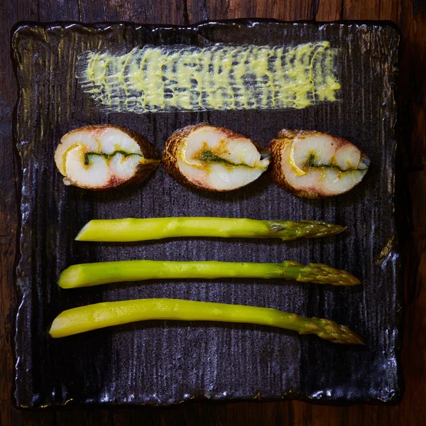 Filete de pescado con espárragos verdes —  Fotos de Stock