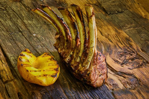 Chuleta de cerdo a la parrilla con costillas — Foto de Stock