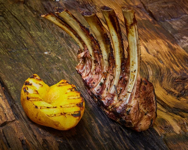 Kaburga ile ızgara domuz pirzolası — Stok fotoğraf