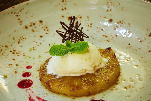 Piña a la parrilla con helado de vainilla — Foto de Stock