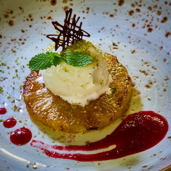 Piña a la parrilla con helado de vainilla — Foto de Stock