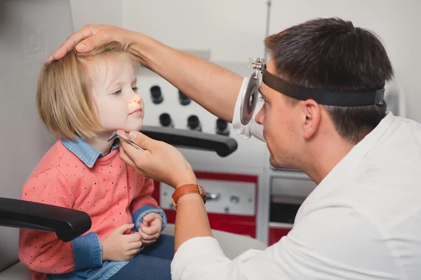 医師耳鼻咽喉科少女患者に耳鏡で耳をチェック — ストック写真