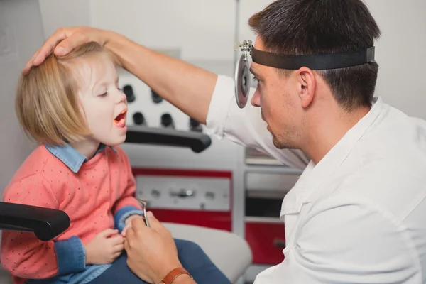 Doctor ENT checking ear with otoscope to girl patient — Stock Photo, Image