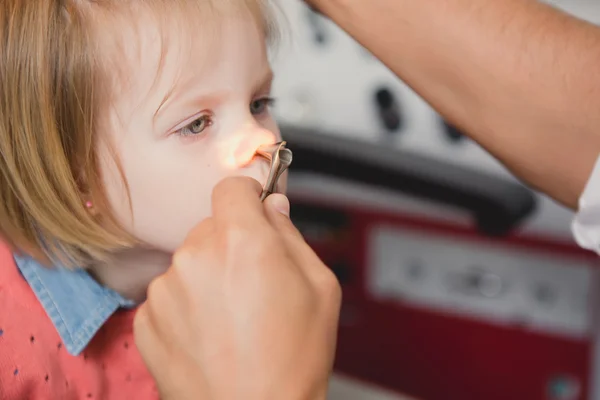 Doctor ENT checking ear with otoscope to girl patient — Stock Photo, Image