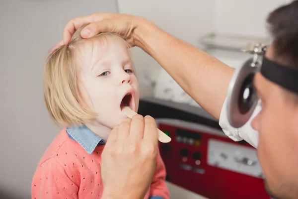 Doctor ENT checking ear with otoscope to girl patient — Stock Photo, Image