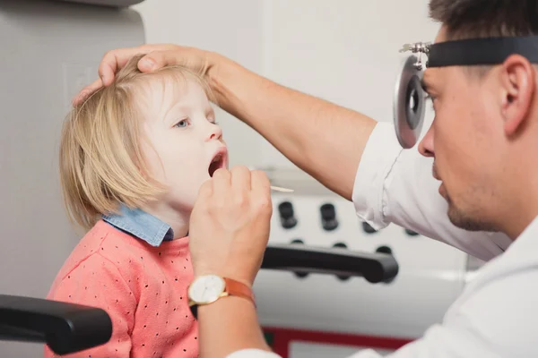 Arzt untersucht Ohr mit Otoskop bei Patientin — Stockfoto