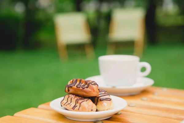 朝のコーヒー。公園でコーヒー カップ — ストック写真