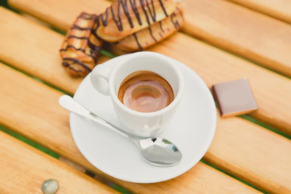 Morgonkaffe. Kopp kaffe i park — Stockfoto