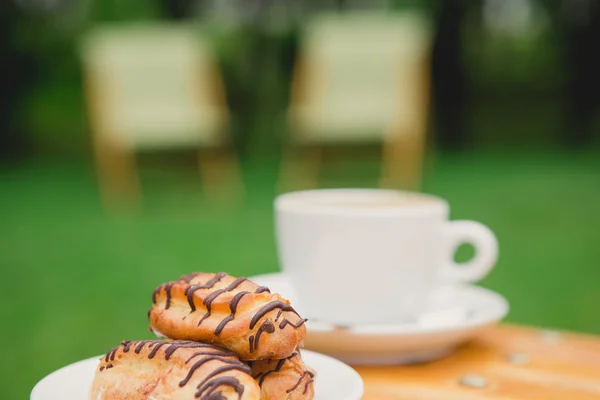 Morgenkaffee. Tasse Kaffee im Park — Stockfoto
