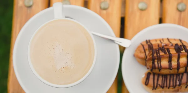 朝のコーヒー。公園でコーヒー カップ — ストック写真