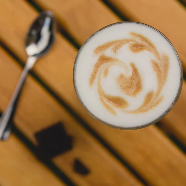 Morgonkaffe. Kopp kaffe i park — Stockfoto