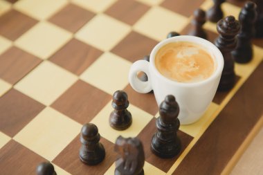 Boş zaman zaman dinlenmek veya iş stratejisi kavramı. Kahve fincanı ile satranç tablosu