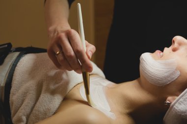 yakın çekim yüz maskesi ile genç kadın