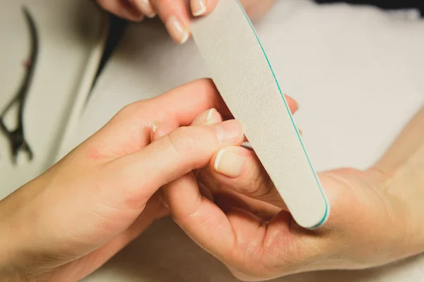 Gros plan de la femme dans le salon des ongles — Photo