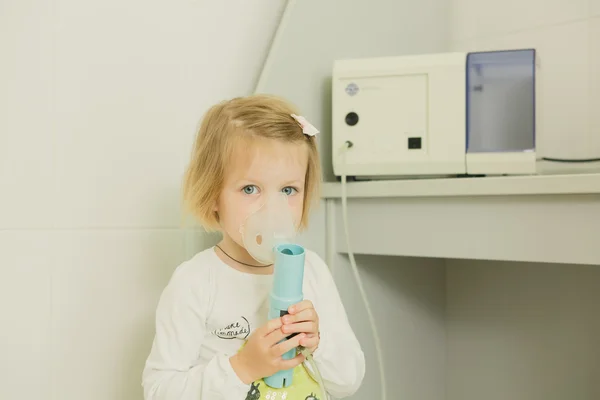 Girl with asthma inhaler. — Stock Photo, Image