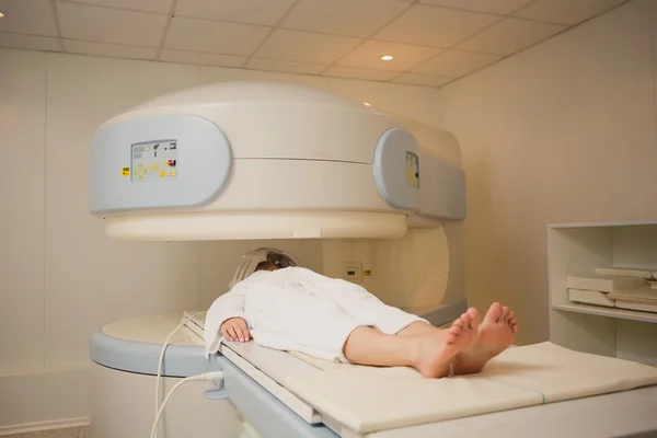 Patiënt wordt gescand en gediagnosticeerd op een computertomografie — Stockfoto