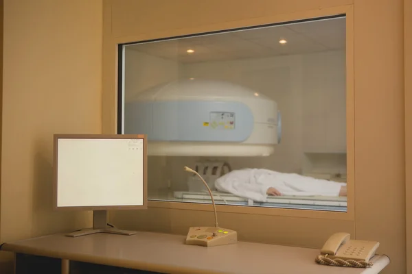 Paciente sendo digitalizado e diagnosticado em uma tomografia computadorizada — Fotografia de Stock