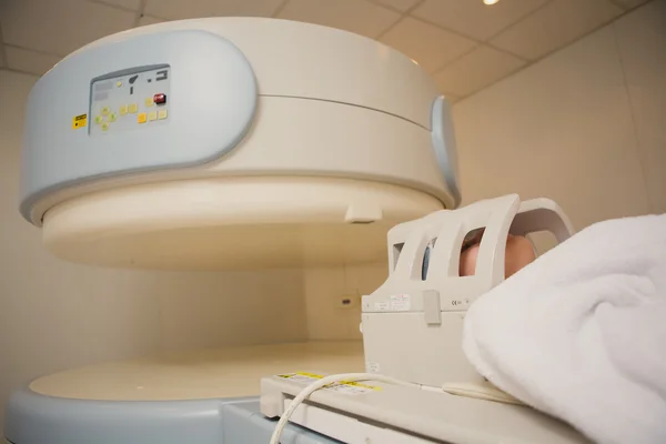 Pacient naskenované a diagnostikováno na počítačová tomografie — Stock fotografie