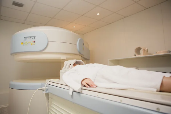 Pasienten blir skannet og diagnostisert ved en kalkulert tomografi – stockfoto