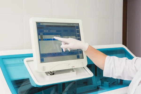 Laboratório de tecnologia de carregamento de amostras em um analisador de química — Fotografia de Stock