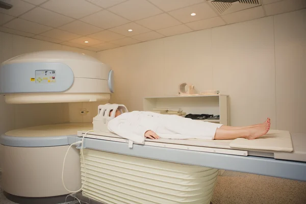 Пацієнта сканують і діагностують на комп'ютерній томографії — стокове фото