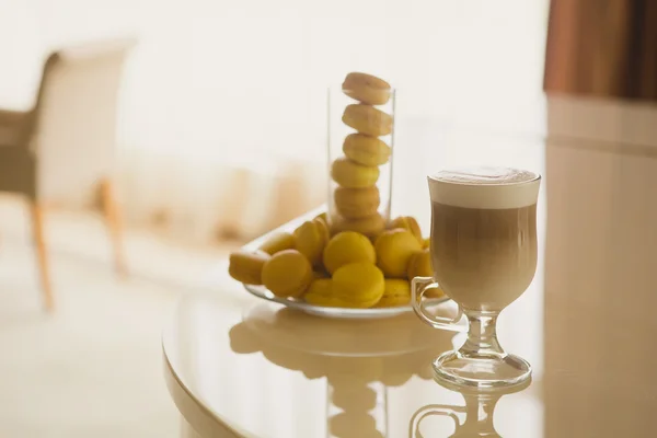 Cangkir kopi di hotel dengan makaroni — Stok Foto