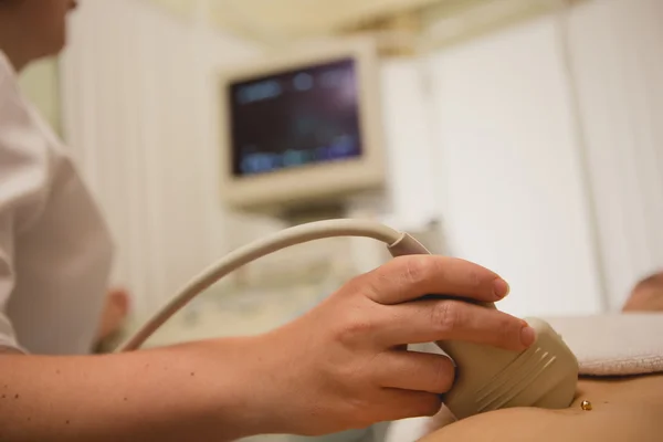 Ultrasound imaging of the abdomen — Stock Photo, Image