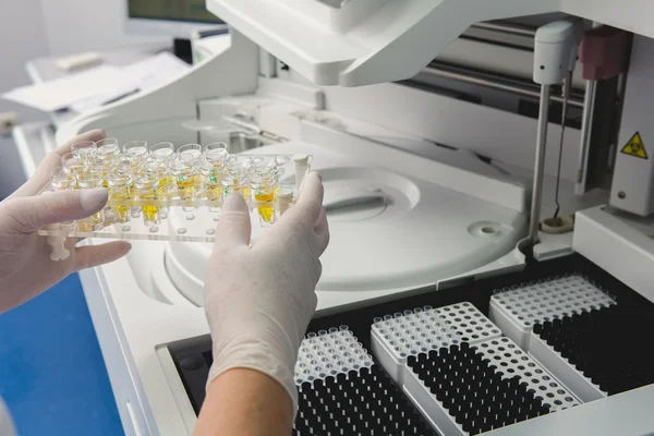 Laboratório de tecnologia de carregamento de amostras em um analisador de química — Fotografia de Stock