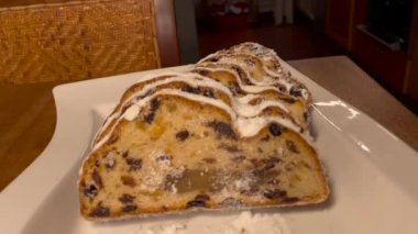 Stollen pastası, badem ezmesi ve kuru üzümlü noel meyveli pasta..