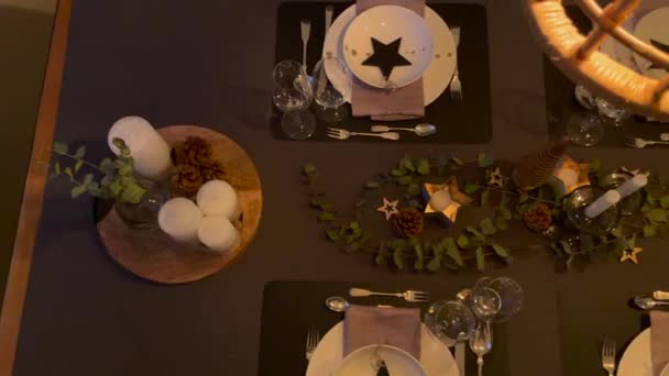 Uroczysty nakryty stół z dekoracją świąteczną na obiad w domu. Patelnia górna. — Wideo stockowe