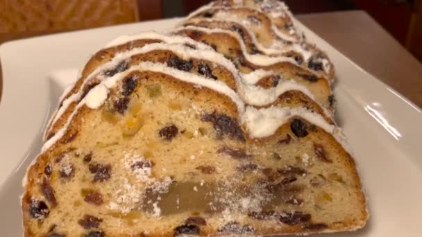 Német karácsonyi gyümölcs torta nevű Stollen szolgált fehér tányéron, közeli felüljárón — Stock videók